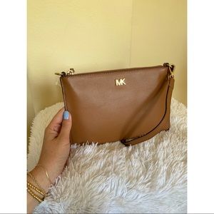 Michael Kors ✨ convertible clutch